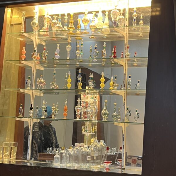 2 Perfumerie various glass containers 600x600