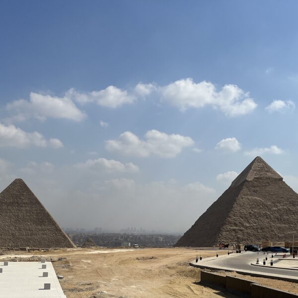 Giza Pyramids of KhafreL Khufu R 2 600x600